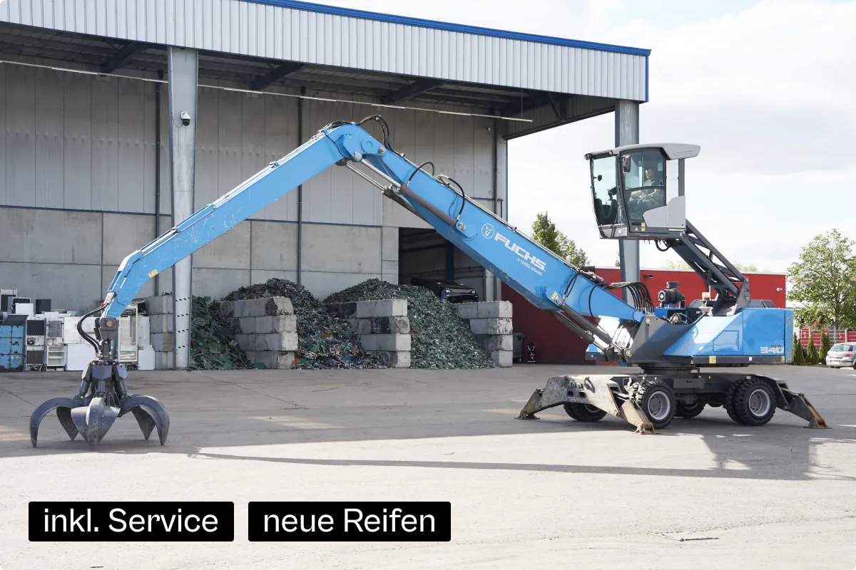 Fuchs MHL340 F mit Greifer vor der Halle von HWH Machines