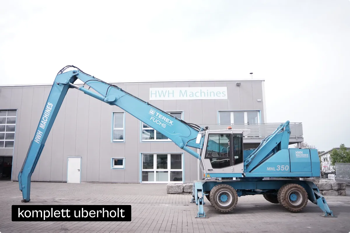 Fuchs MHL350 C mit langem Ausleger vor der Halle von HWH Machines