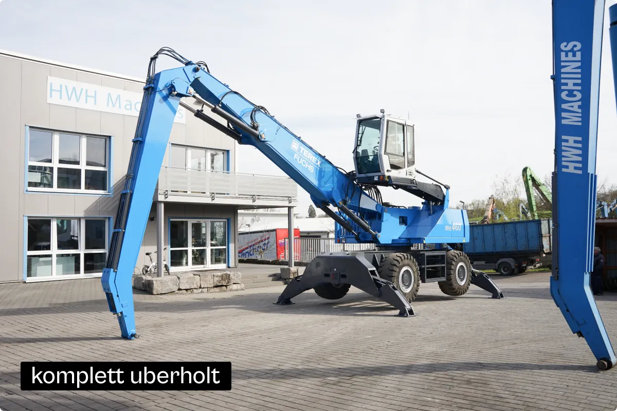 Fuchs MHL460 D auf Abstützungen vor der Halle von HWH Machines