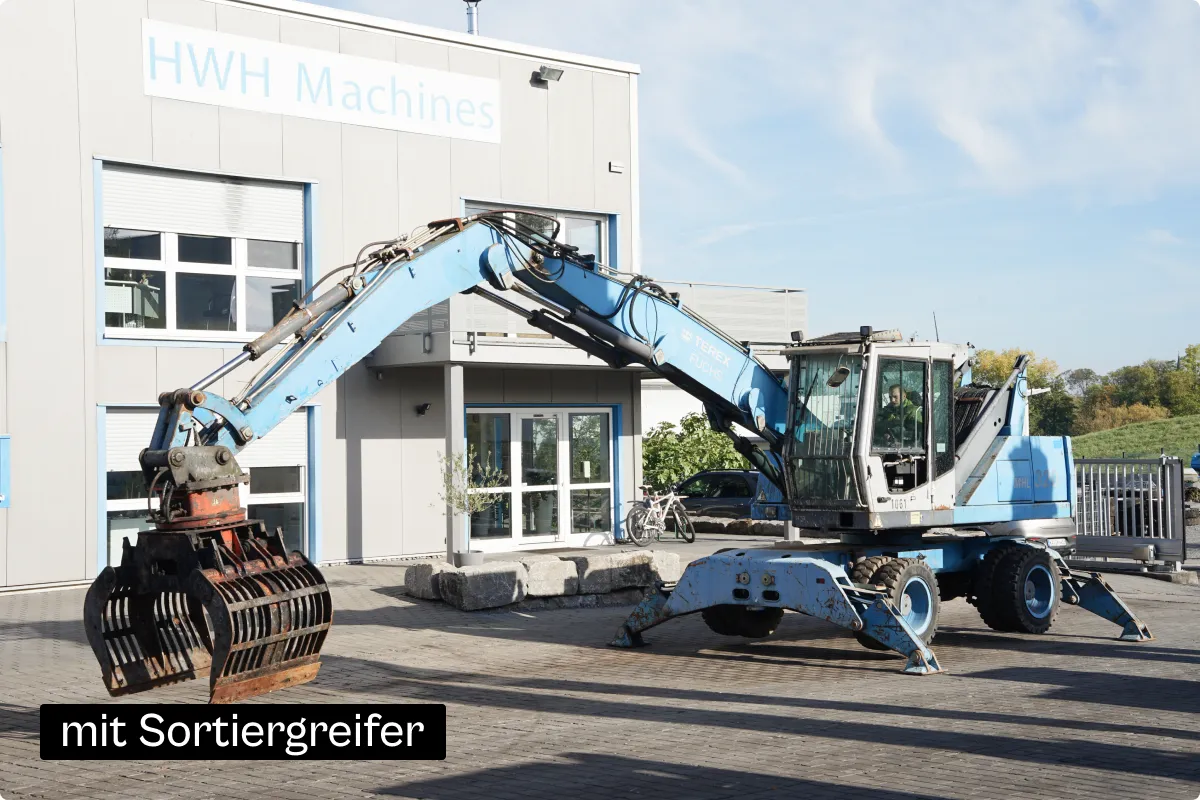 Fuchs MHL320 C mit Sortiergreifer vor der Halle von HWH Machines