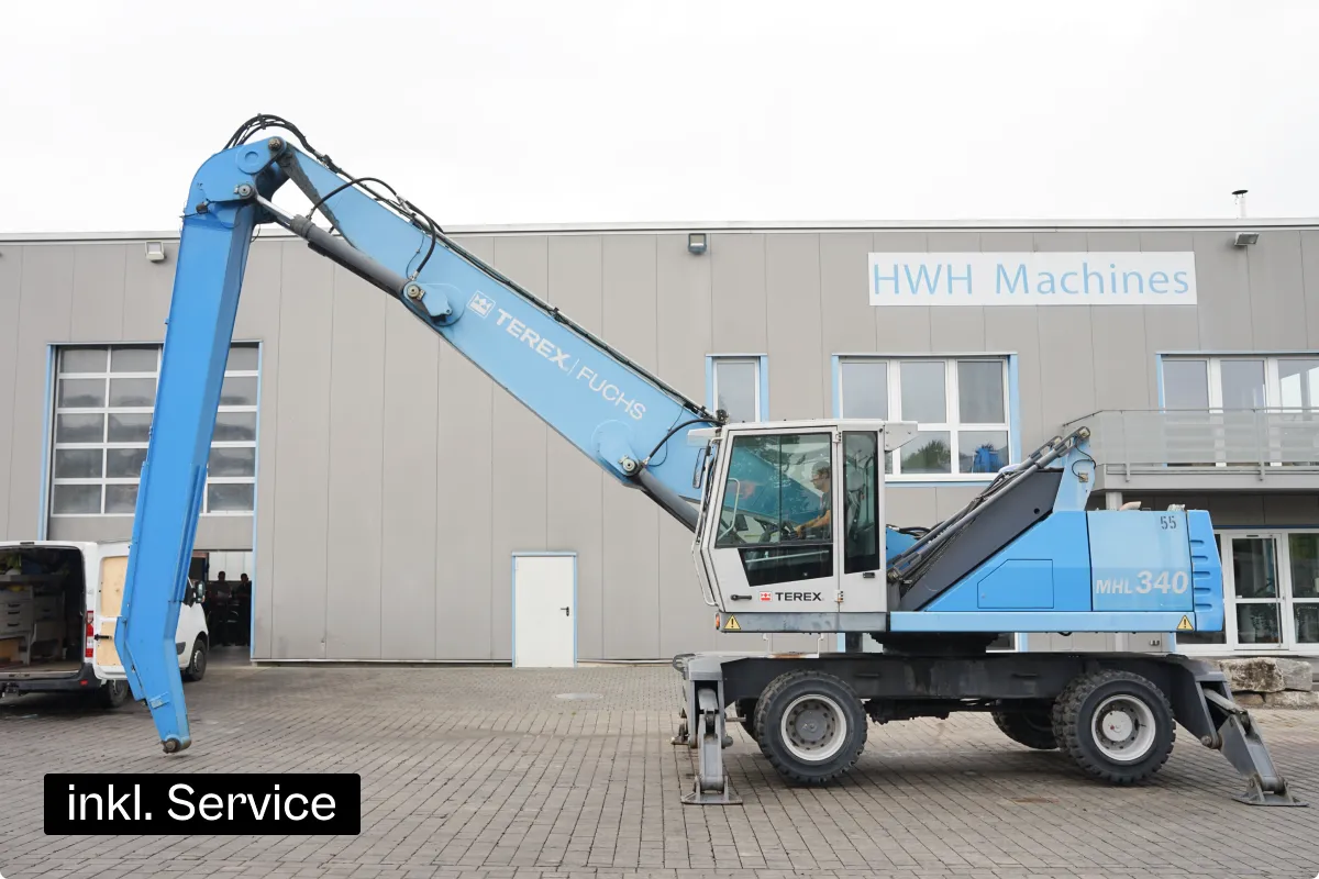 Fuchs MHL340 D vor der Halle von HWH Machines